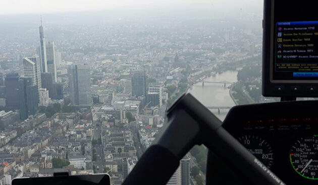 Heli-Flight-Kontrollflüge Kontrollflug über einer Stadt in einem Helikopter